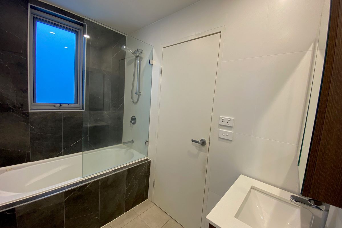 a306 / 98 Lakeside Parade, Jordan Springs