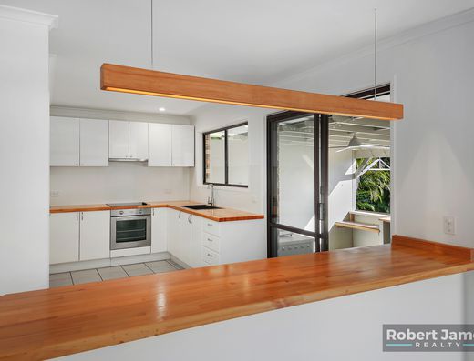 Bright and Breezy 3 Bed Home with Fruit image 3