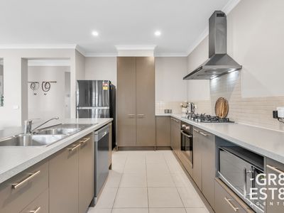 16 Frogmore Lane, Cranbourne North
