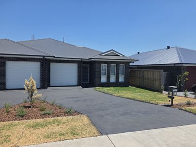 2/243 Settlers Boulevard, Chisholm