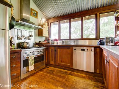 394 Western Avenue, Montville