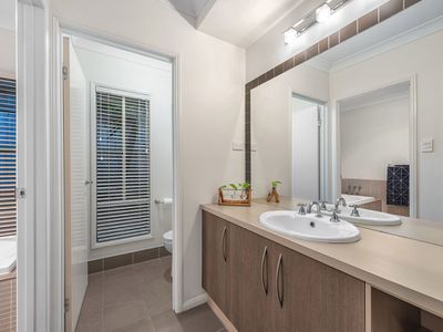 34 Izzies Place, Wakerley