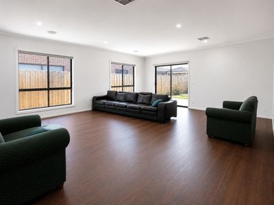 27 Mewat Circuit, Thornhill Park