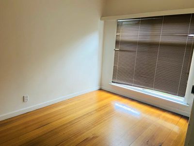 4 Meadow Crescent, Mount Waverley