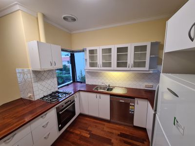 2 / 9 Lockhart Street, Como