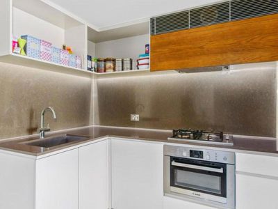 R213 / 200-220 Pacific Highway, Crows Nest
