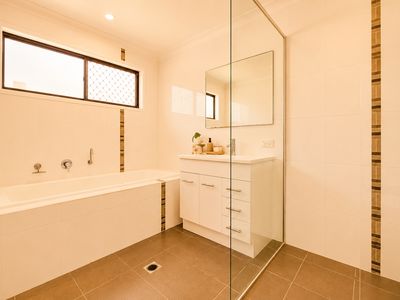 11 Ensenada Ct, Broadbeach Waters