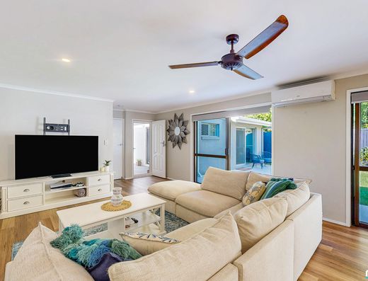 Spacious Family Living in the Heart of Old Tewantin image 2