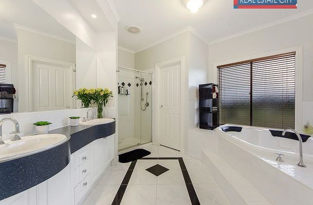 1 The Ridge, Oaklands Junction
