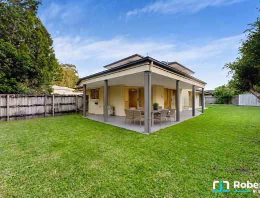 Spacious Family Living Opposite Tewantin Golf Course image 22