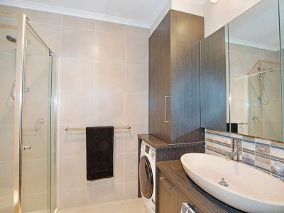 1 / 379 Shannon Avenue, Newtown