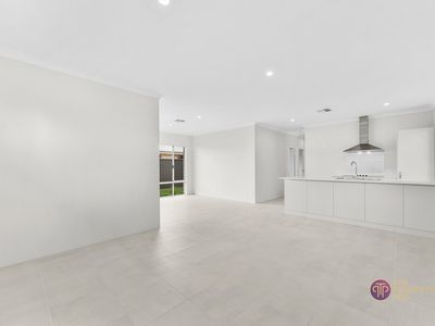 13 Hidcote Road, Lakelands