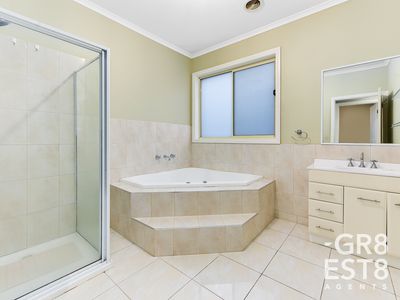 30 Hal Porter Terrace, Lynbrook