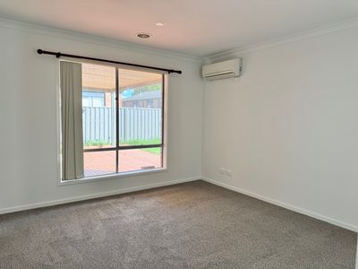 10 Burrendong Street, Manor Lakes
