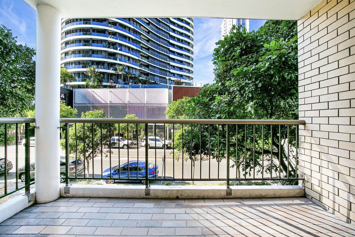 4 / 66 Surf Parade, Broadbeach