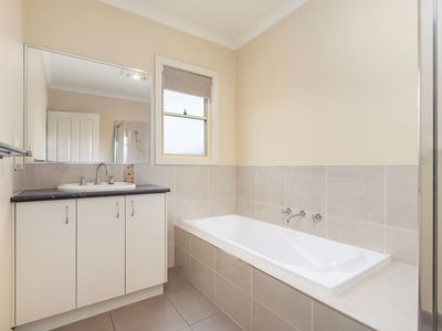 12 MCEVOY LANE, Yackandandah