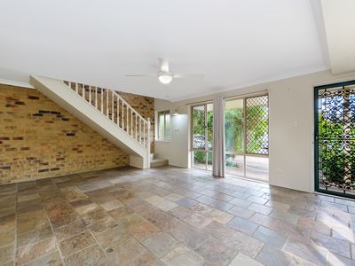 2 / 62 Birdwood Road, Holland Park West