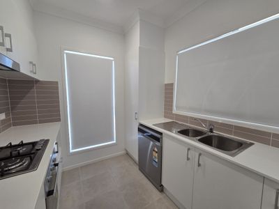 2/243 Settlers Boulevard, Chisholm