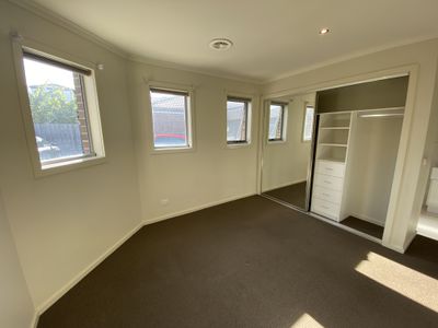 2 / 39 Claire Way, Tarneit