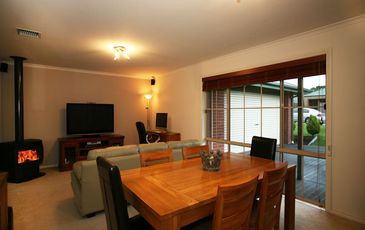 6 Hampton Court, Beaconsfield