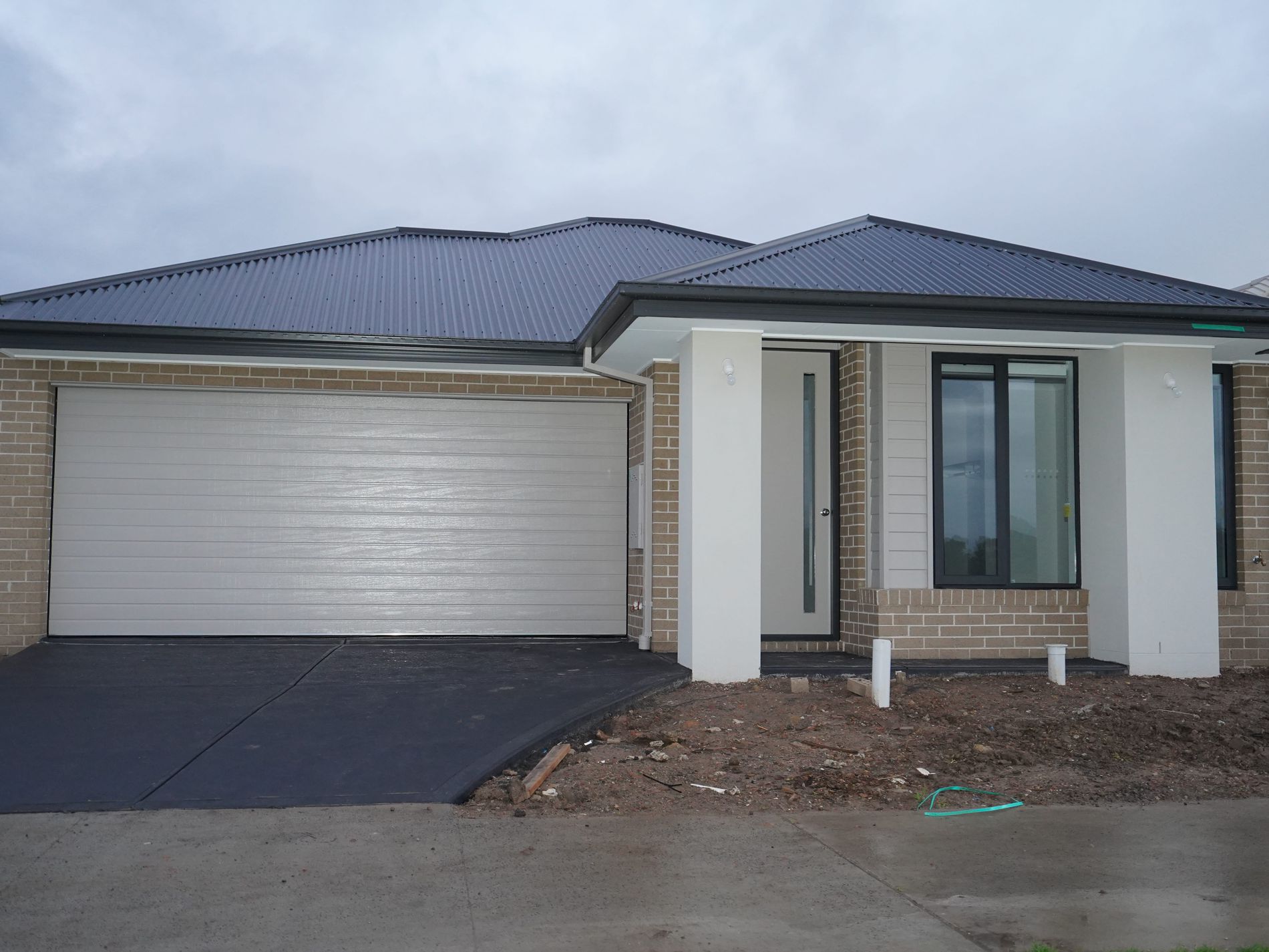 25 Horvath Boulevard, Officer