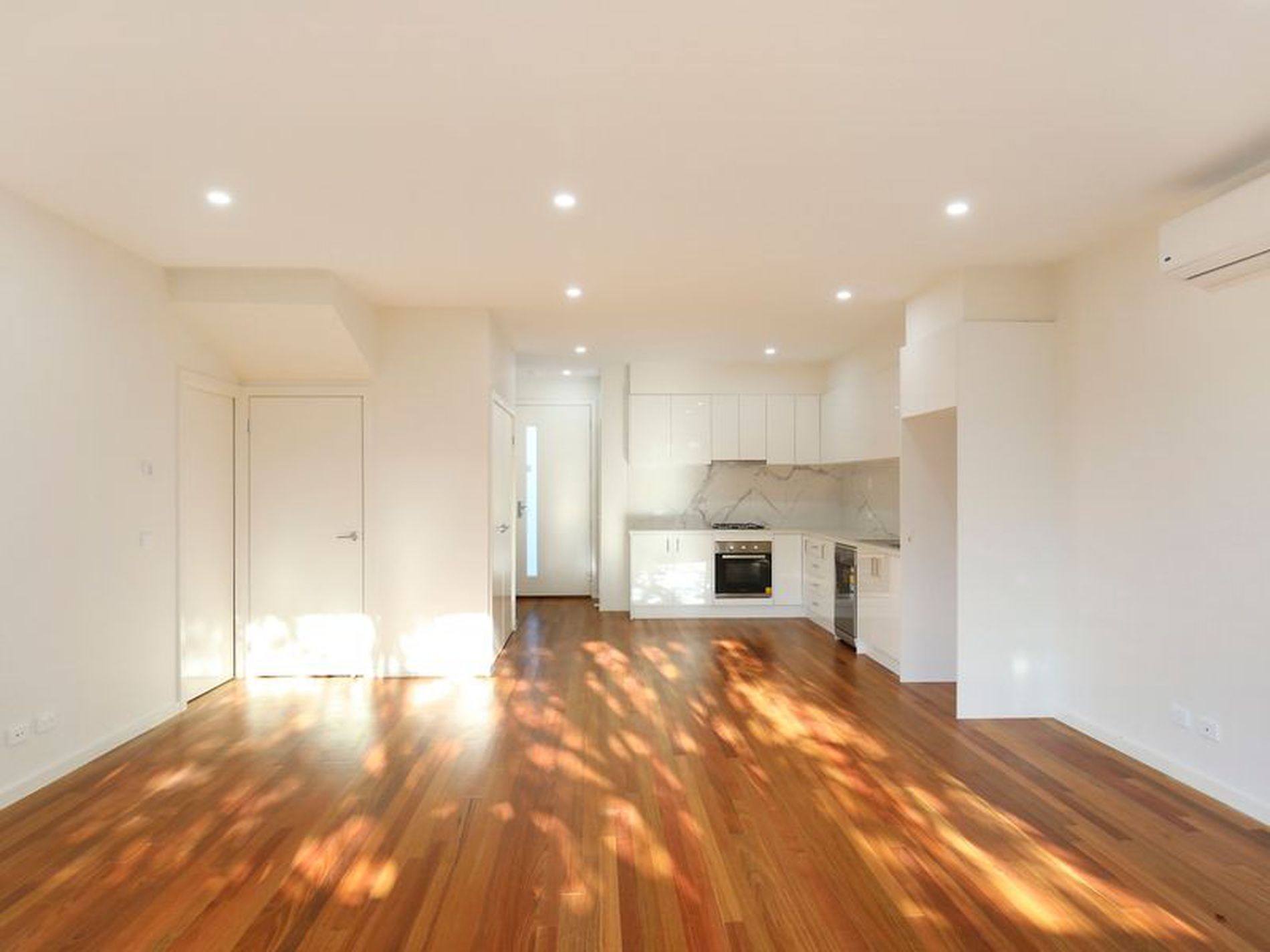 2/4 Dickens Avenue, Heidelberg Heights