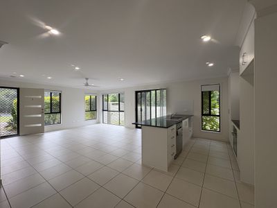 2 / 1 Goal Crescent, Griffin