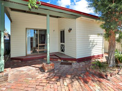 9 Henry Street, Horsham
