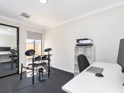 9 Pierrepoint Loop, Champion Lakes