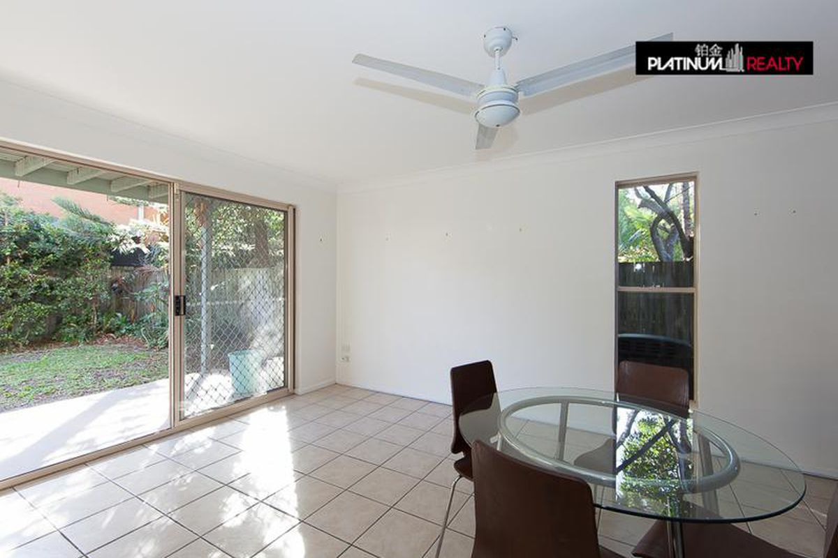 2 / 14 Gray Street, Southport