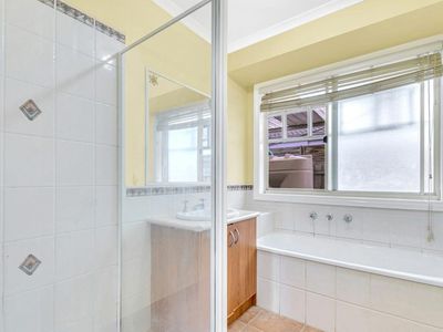 4 Finchley Park Crescent, Tarneit