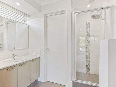 21 Manhattan Concourse, Hilbert