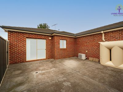 1 / 3 Buckingham Drive, Werribee