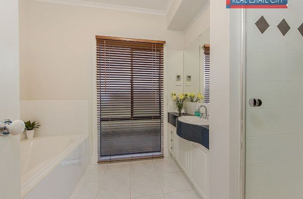 1 The Ridge, Oaklands Junction