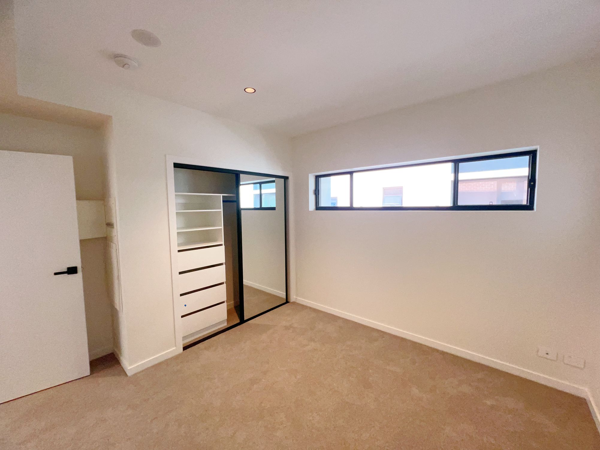 202 / 25 Bank Street, West End