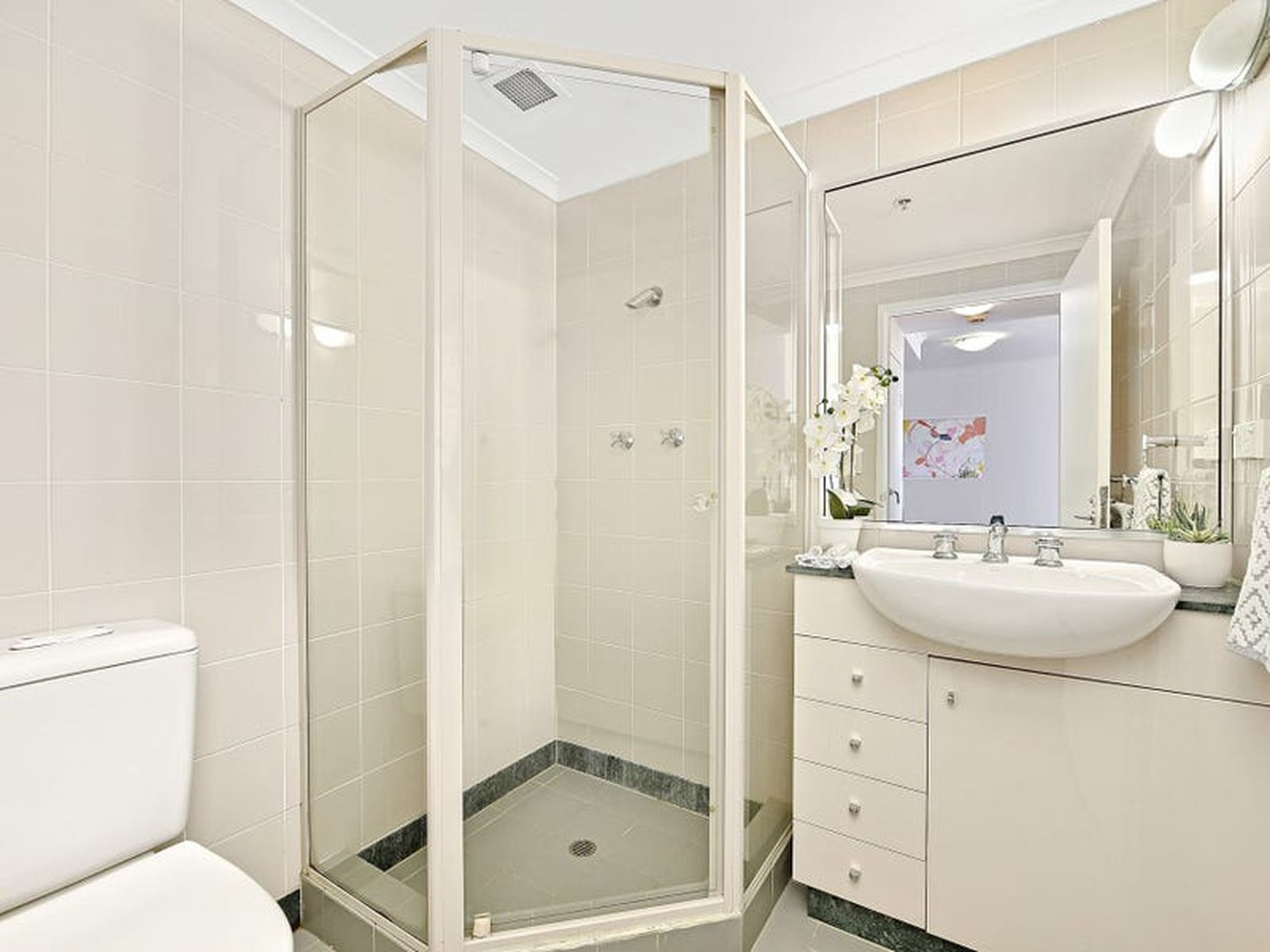 2202 / 1 Hosking Place, Sydney