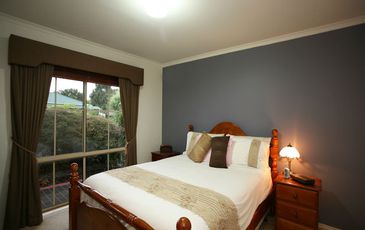6 Hampton Court, Beaconsfield