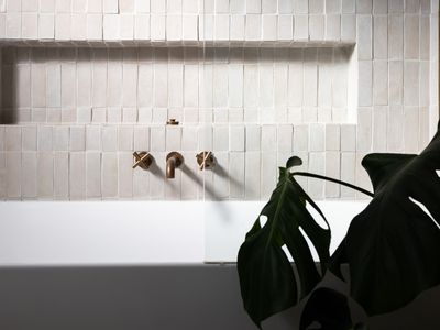 40 Sunset Strip, Manyana