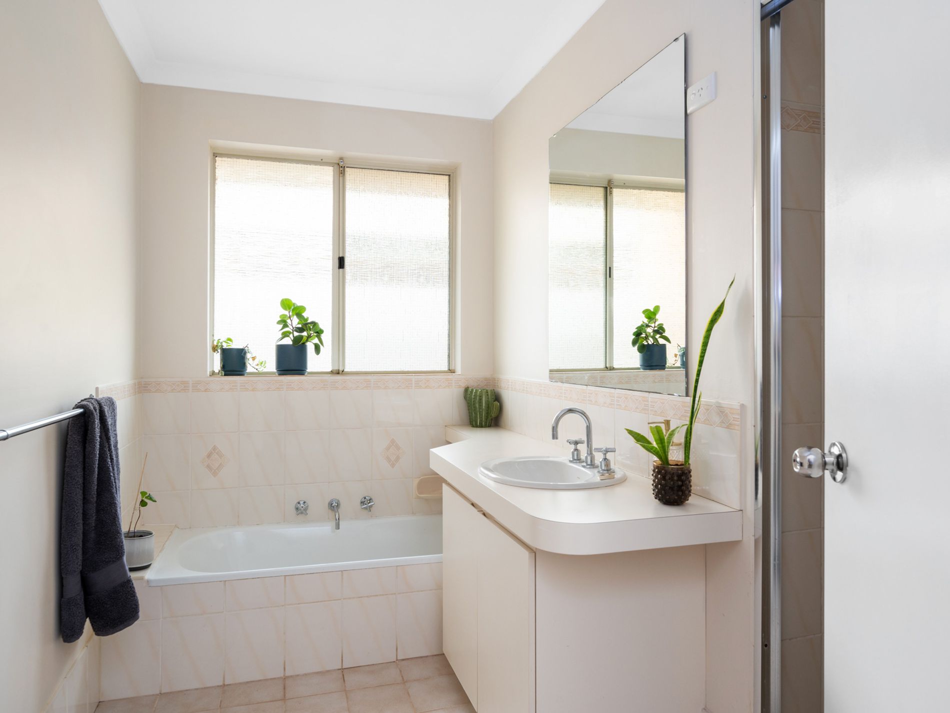 2 / 4 Nepean Grove, Hannans