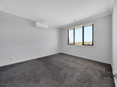 5 Lopes Walk, Clyde North