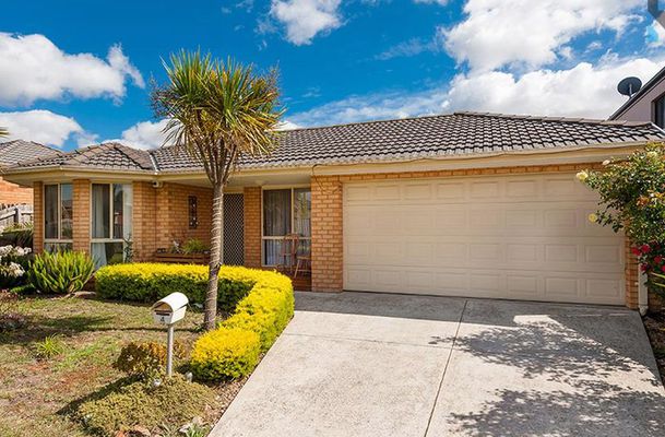 4 Ferntree Walk, Roxburgh Park