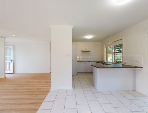 Private home at end of cul-de-sac image 4