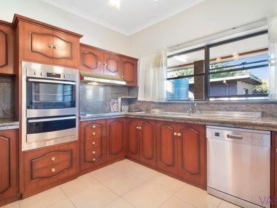 29 Lake View Crescent, Highbury