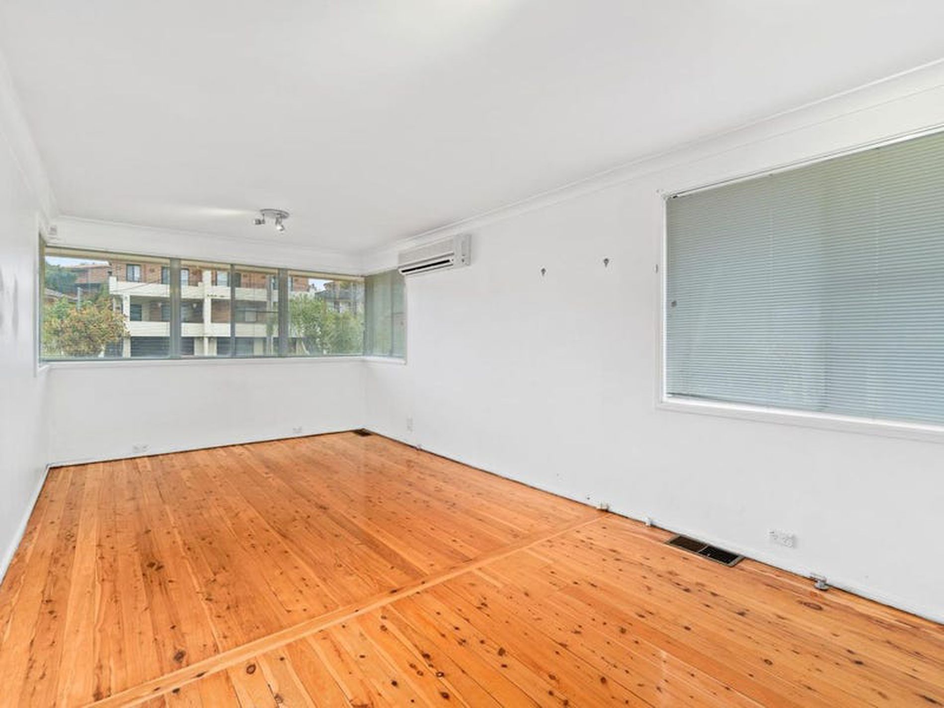 20 Caroline Crescent, Georges Hall