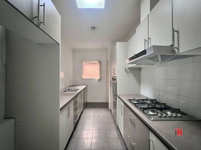 2 / 8 Faye Street, Reservoir