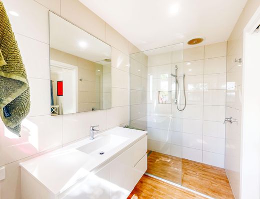Renovated Queenslander - A Minute Walk to the Lake image 12