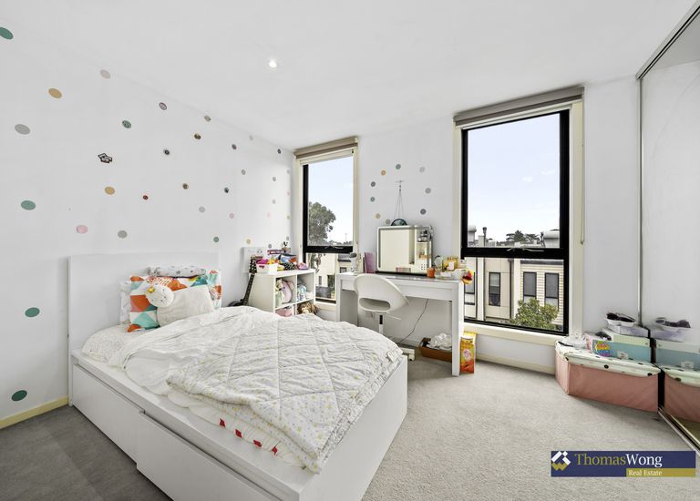 76 Central Park Walk, Cheltenham