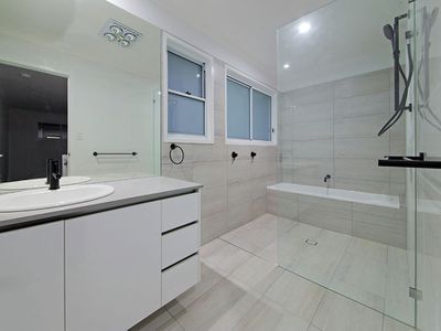 144 Kamarin Street, Manly West