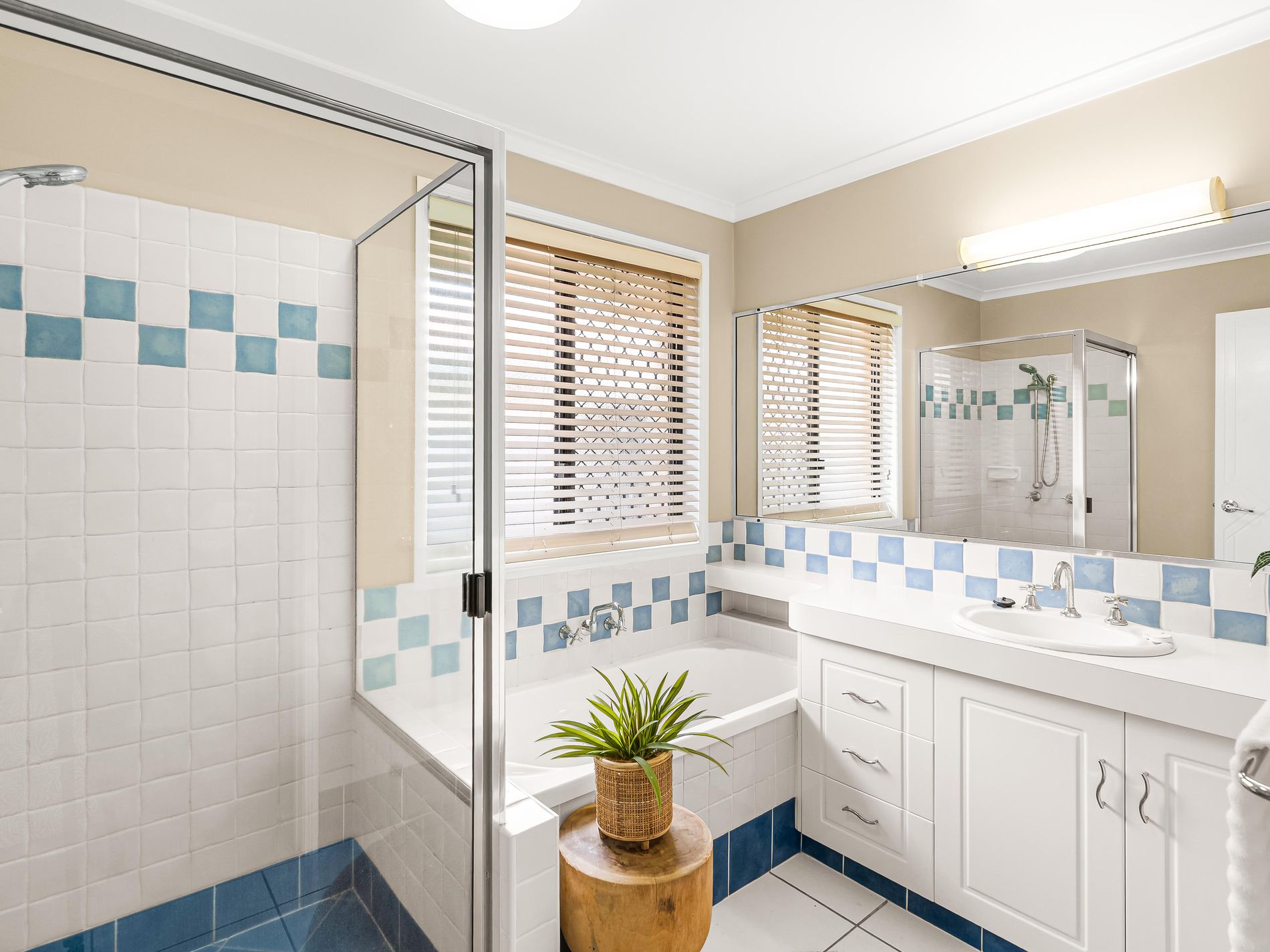 10 Vassallo Drive, Glenella