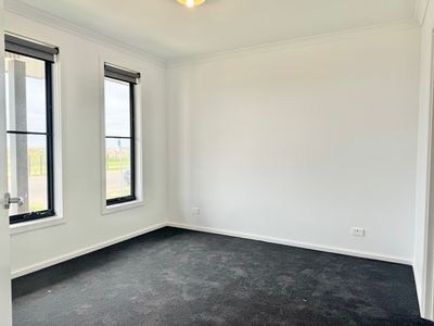125 Plane Avenue, Mambourin